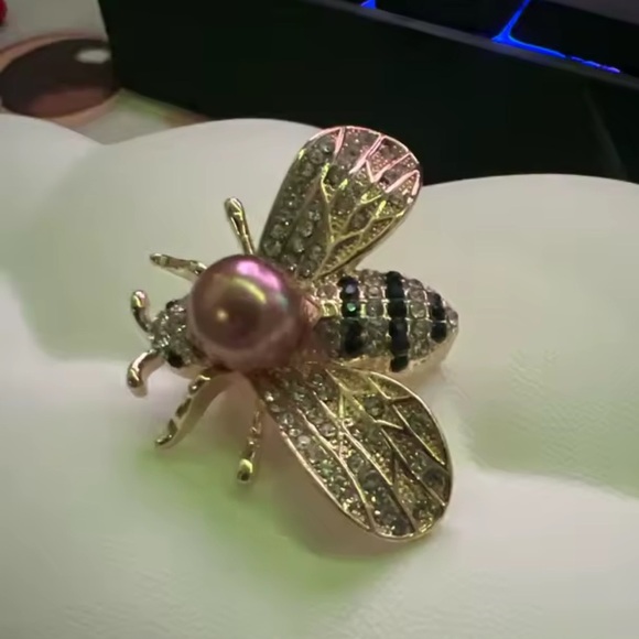 Crystal Pearl Bee Brooch Pin – Luxury Gold Insect Design - Picture 5 of 14